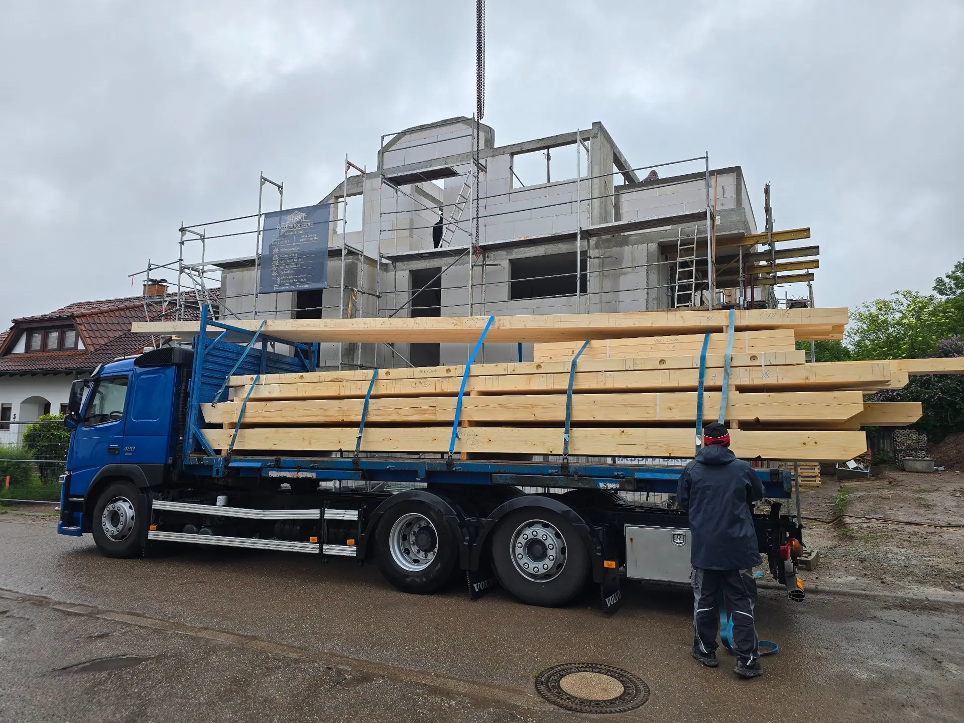 Anlieferung der vorbereiteten Holzbauteile