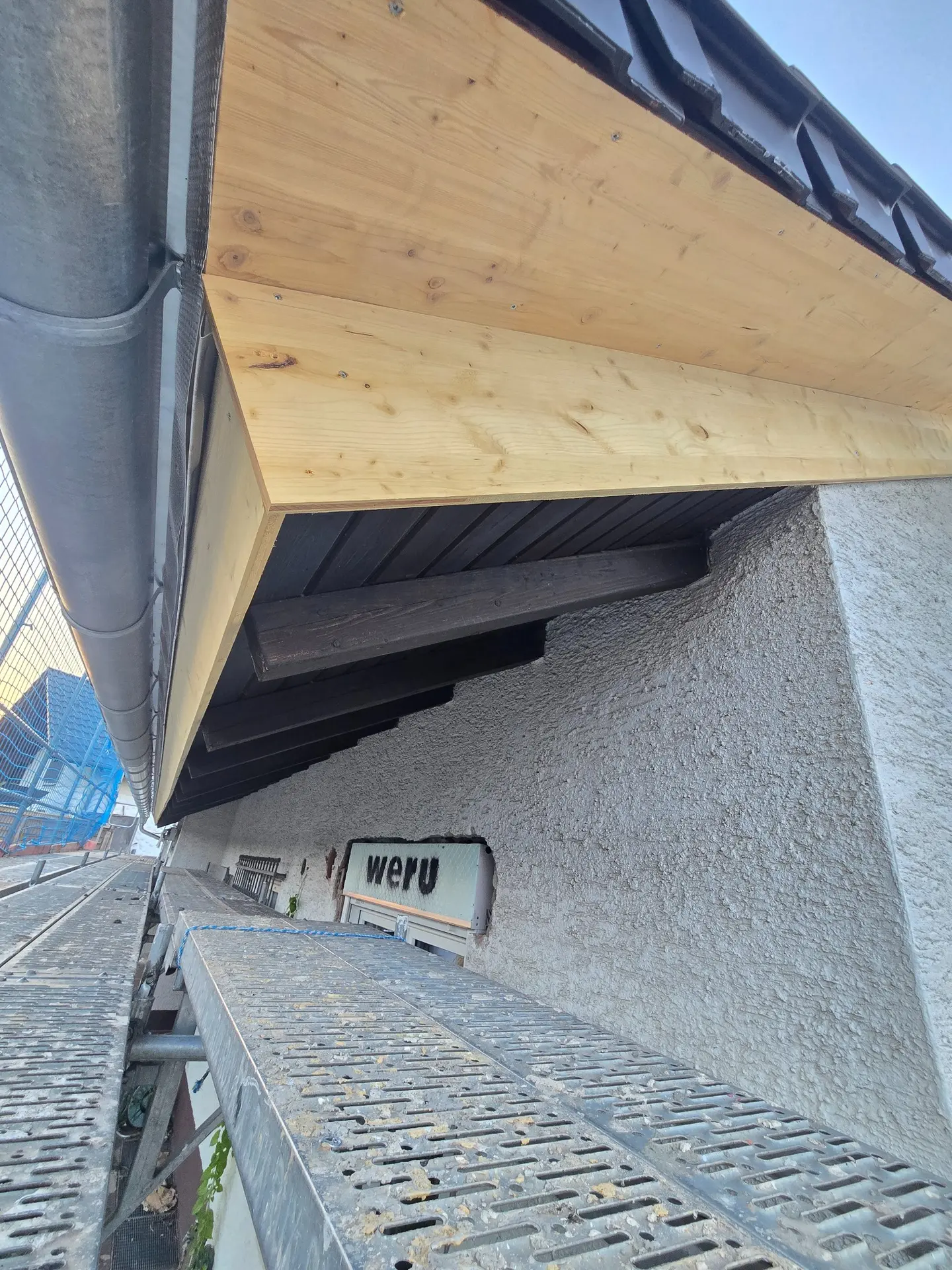 Neu ausgebildeter Giebelüberstand aus Holz
